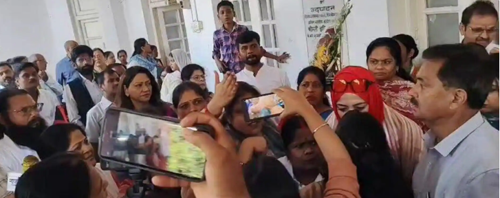 यूपी कांग्रेस मुख्यालय में जमकर चले जूते और लात-घूंसे