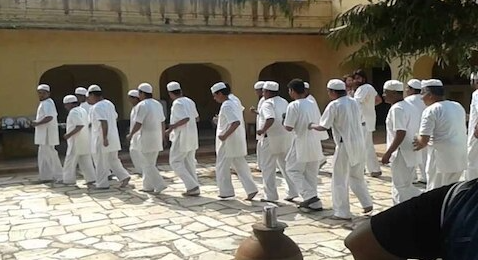 जेल में कैदियों की यूनिफॉर्म धारीदार ही क्यों होती थी? जानिए इसके पीछे की वजह