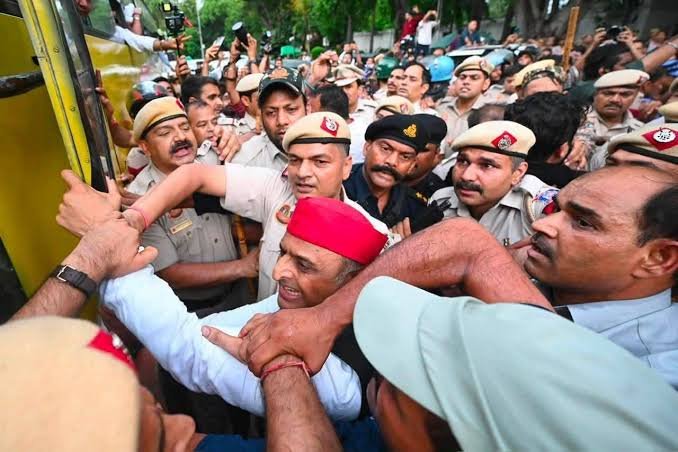 चुनाव आयोग तक मार्च के दौरान अखिलेश यादव हिरासत में, सपा कार्यकर्ताओं ने किया प्रदर्शन